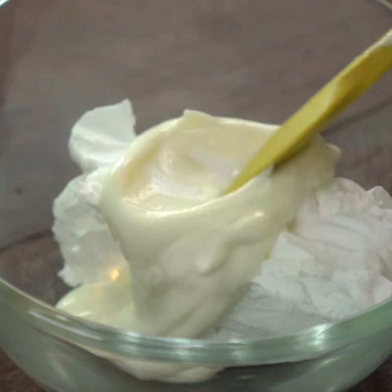 Step 1 Make the yogurt cream filling for Korean sticky rice cake with strawberry yogurt cream filling in the microwave