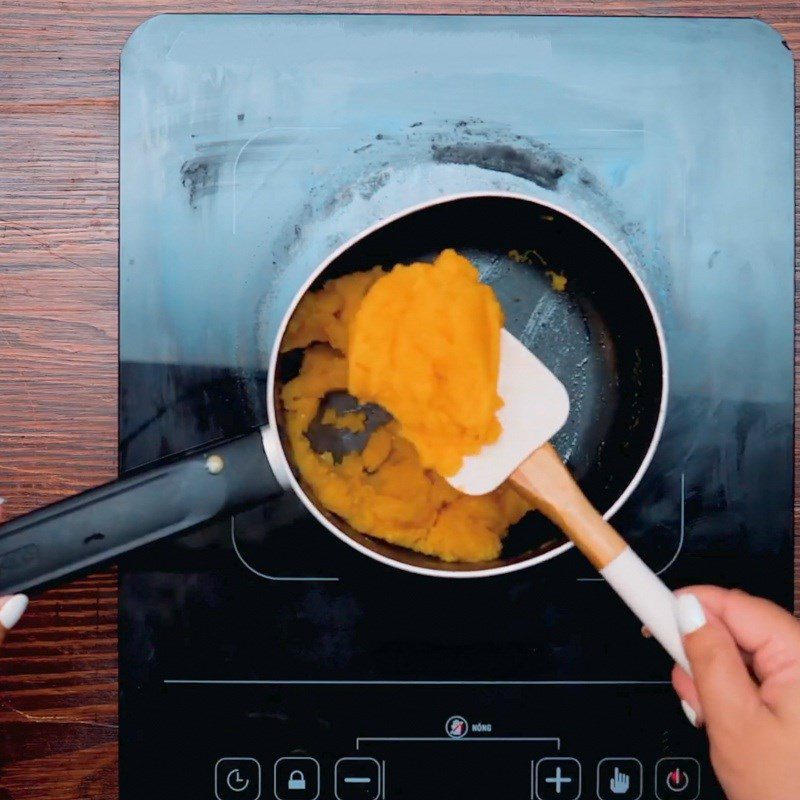 Step 4 Make custard egg milk filling for salted egg cheese mooncake