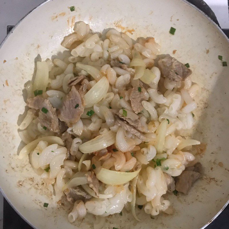 Step 4 Make pork stir-fried noodles Pork stir-fried noodles
