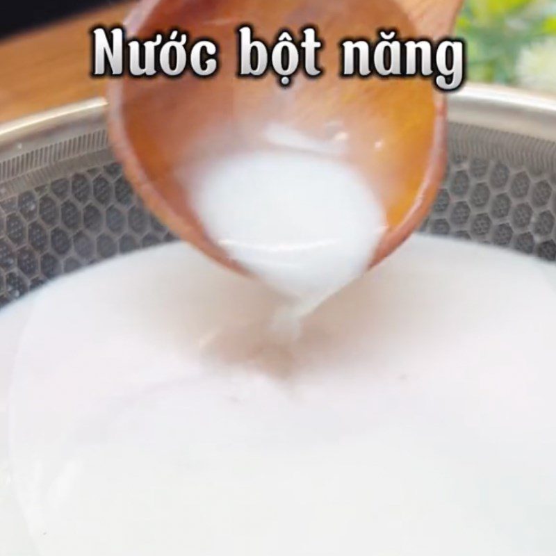 Step 3 Making coconut milk for steamed banana cake with coconut milk and chocolate