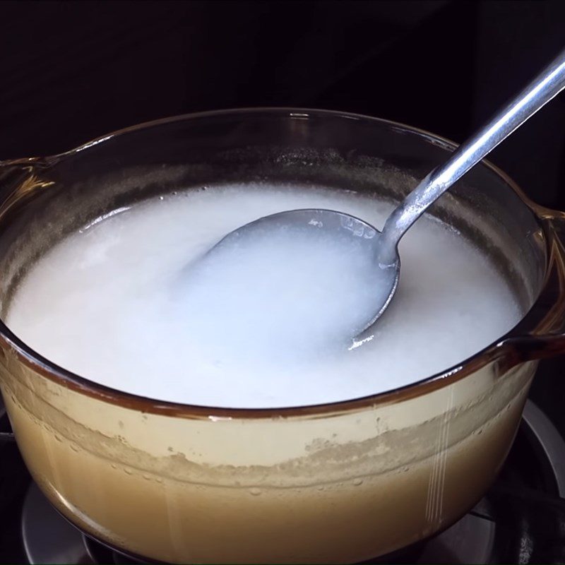 Step 4 Make coconut milk Black sticky rice with mung bean filling and coconut milk