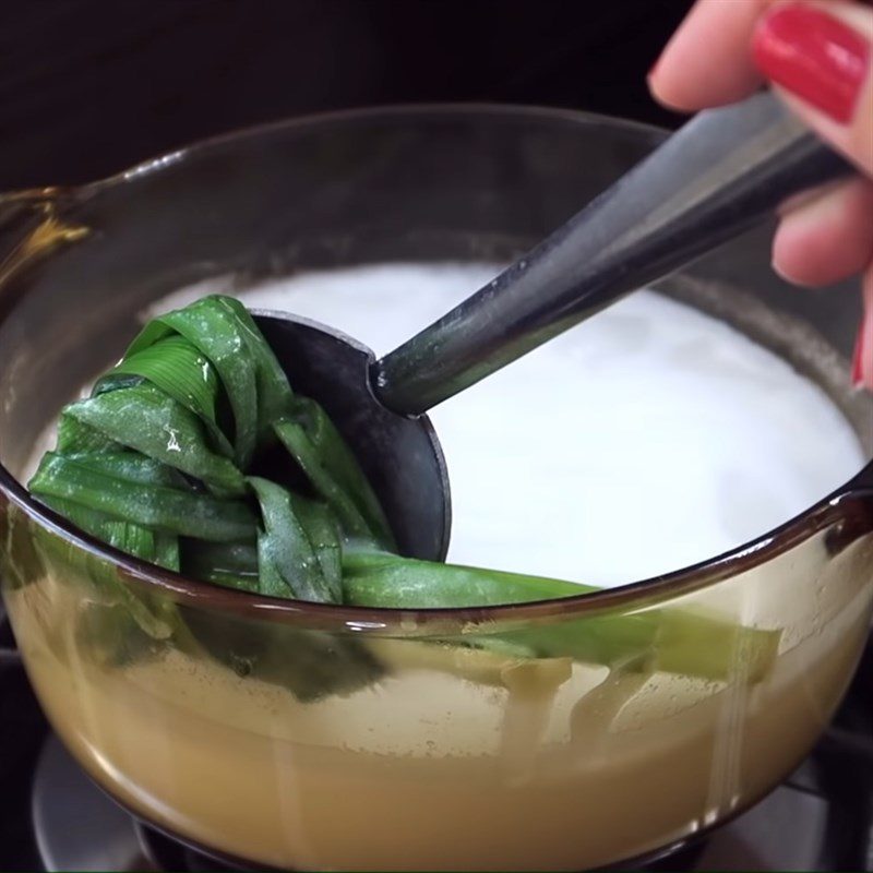 Step 4 Make coconut milk Black sticky rice with mung bean filling and coconut milk