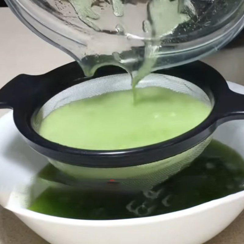 Step 4 Make pandan leaf juice Boil bánh chưng with a pressure cooker