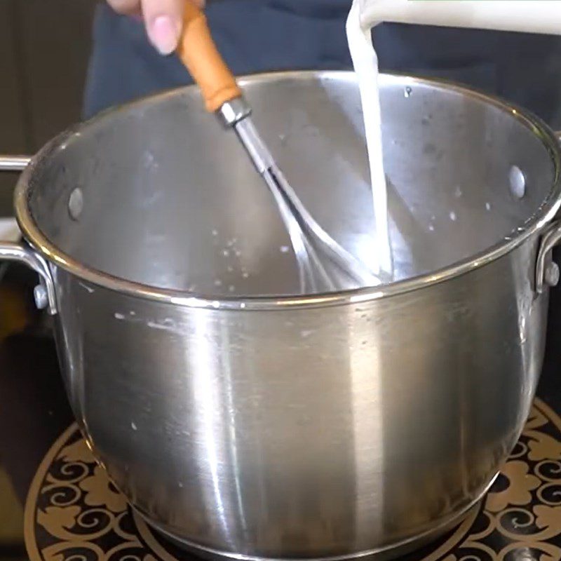 Step 4 Make coconut milk extract for pennywort and taro with coconut milk