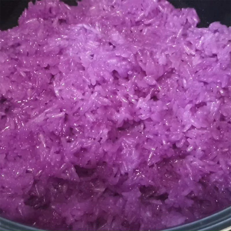 Step 2 Make purple leaf water and cook sticky rice Vegetarian purple leaf sticky rice with mung bean filling