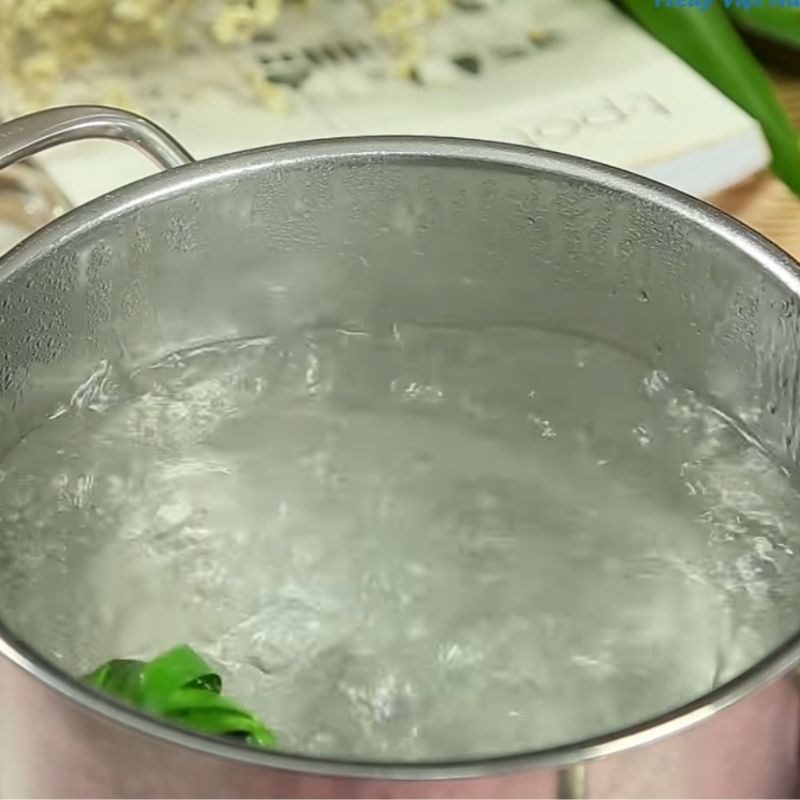 Step 3 Making pandan leaf syrup with rock sugar Durian khuc bach dessert