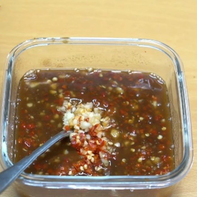 Step 5 Making tamarind fish sauce for steamed snakehead fish with ginger