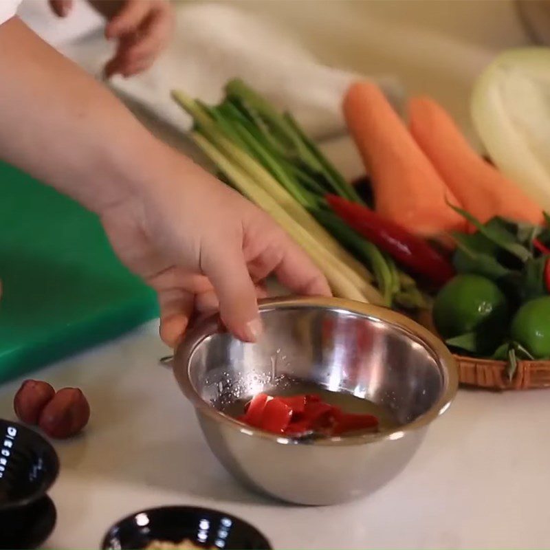 Step 3 Make the salad dressing and dipping sauce for snail salad