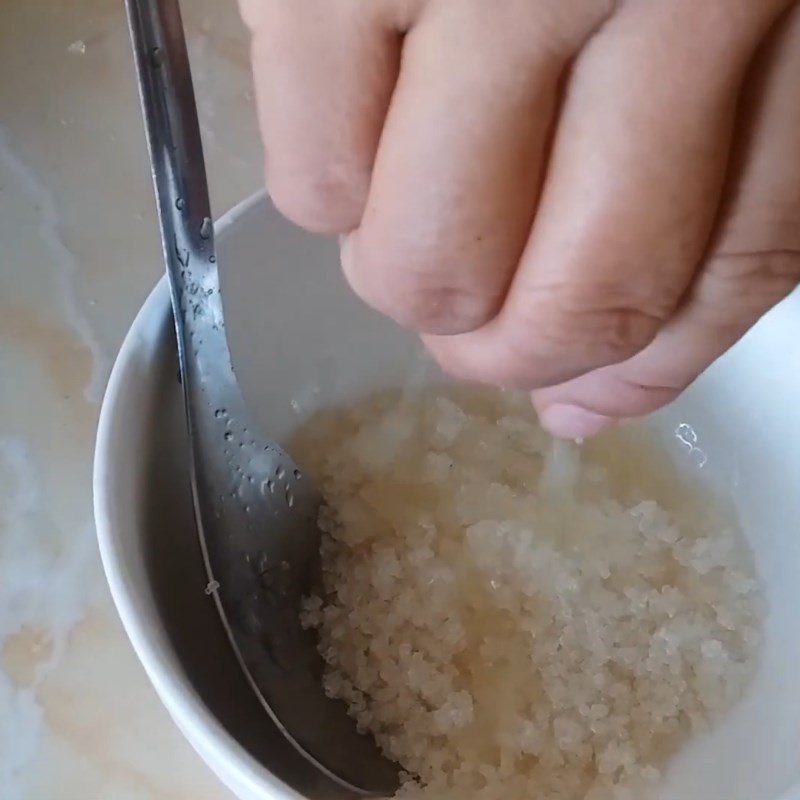 Step 4 Make the salad dressing Pork ear salad with onion