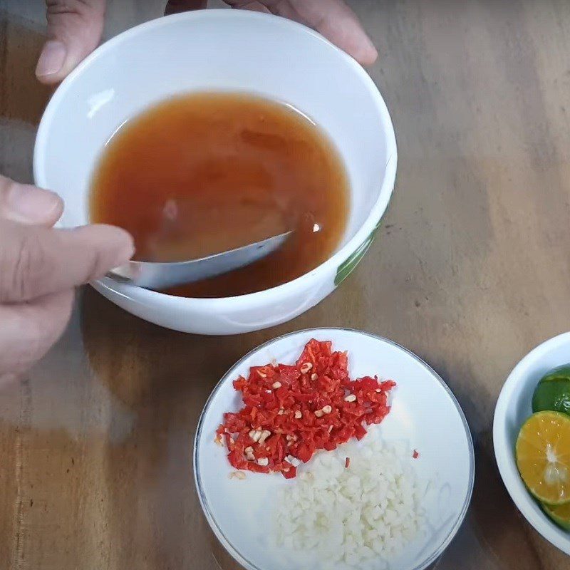 Step 1 Make the dressing for the salad Beef salad with eggplant