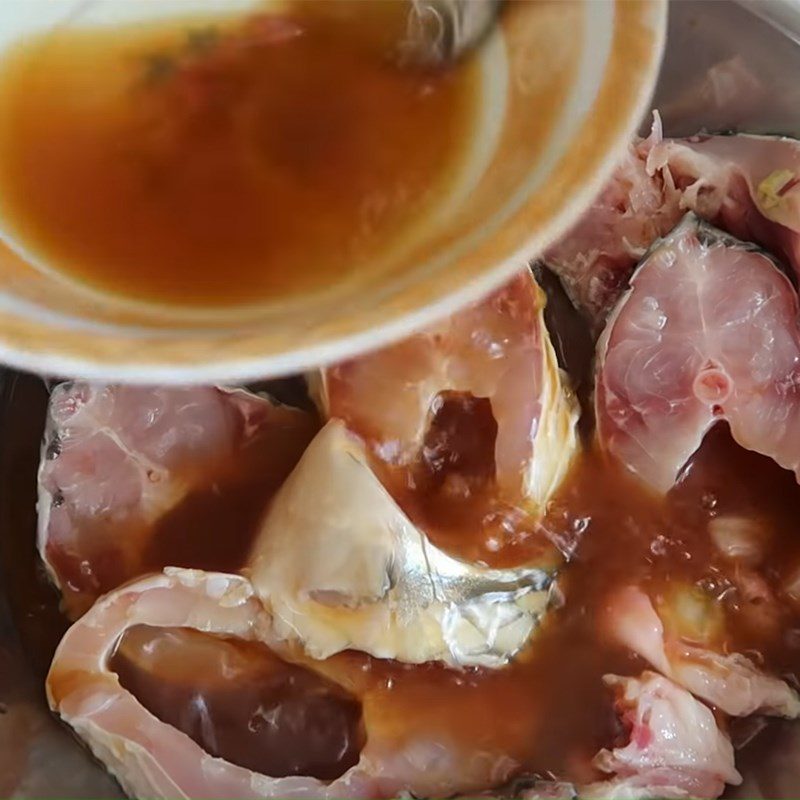 Step 3 Make the color water and marinate fish, marinate meat Fish stew from Vu Dai village