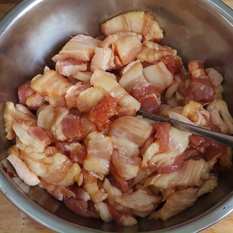 Step 3 Make the color water and marinate fish, marinate meat Fish stew from Vu Dai village