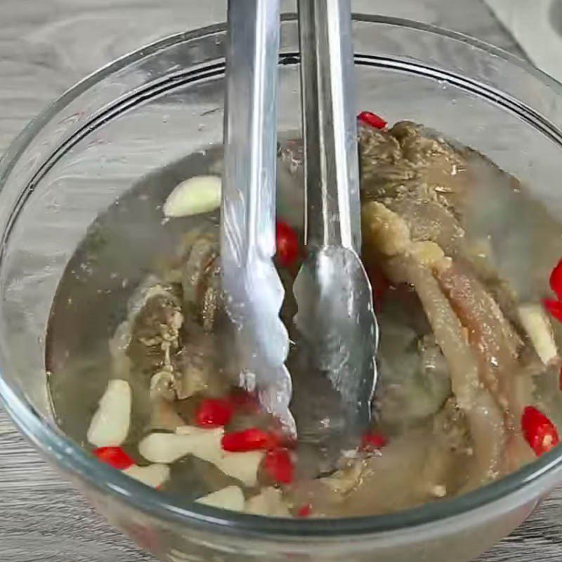 Step 2 Make vinegar soaking liquid Beef tendons soaked in vinegar