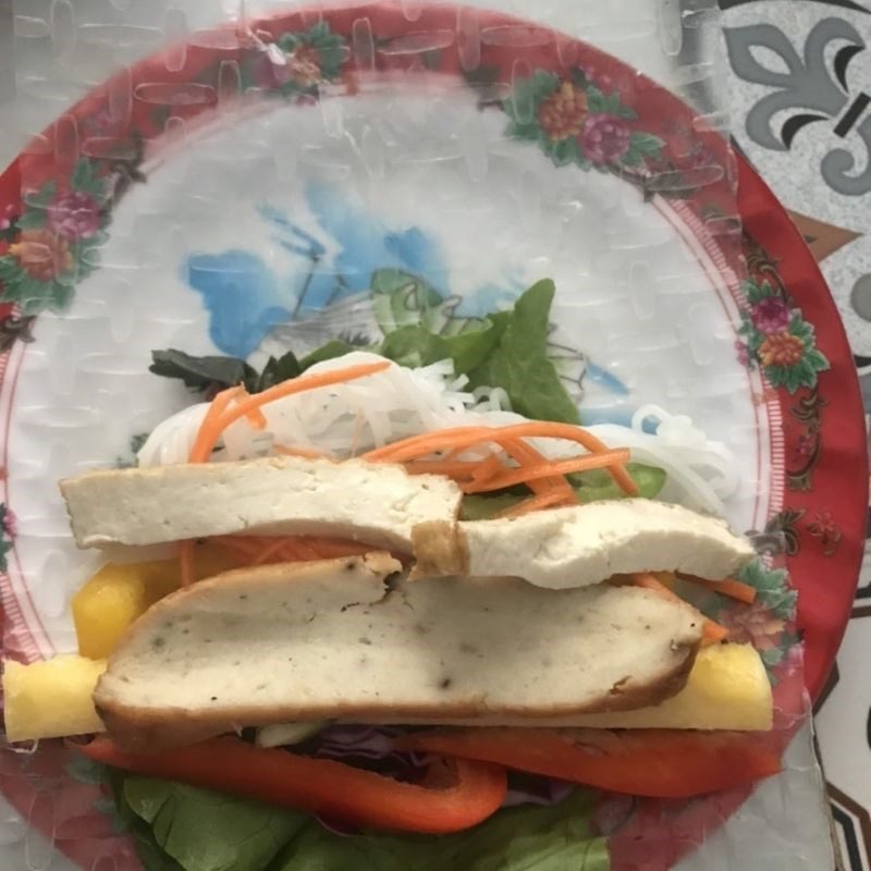 Step 2 Rolling rice paper Colorful vegetarian spring rolls