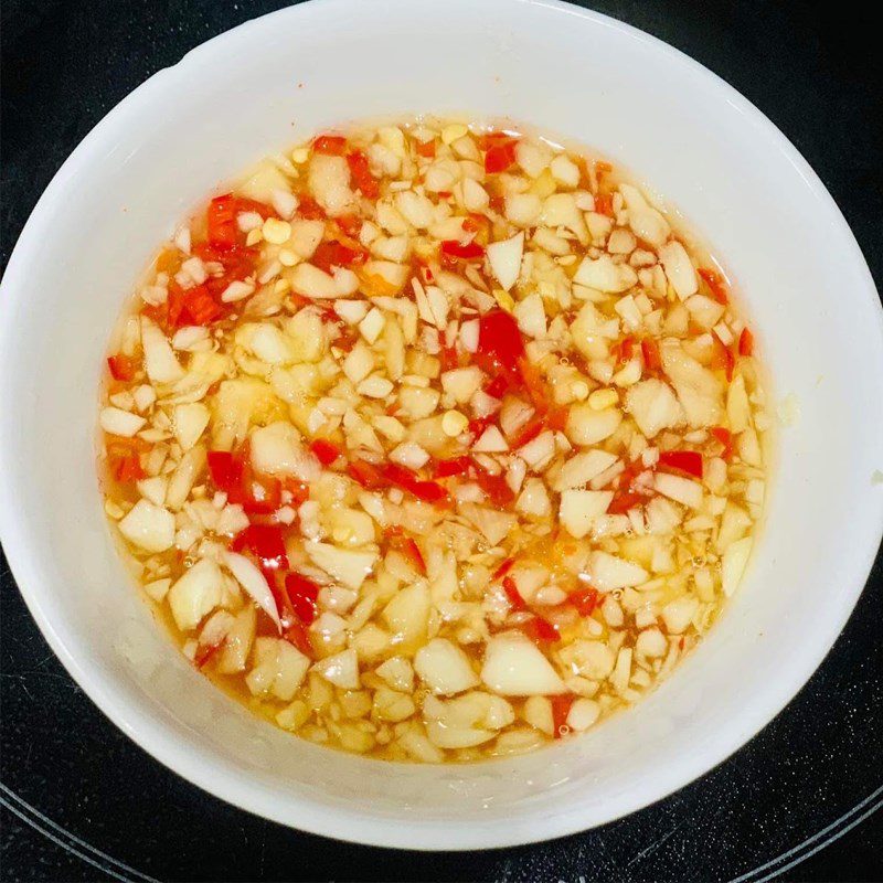 Step 3 Make the salad dressing for Pig Ear Salad with onion (recipe shared by users)