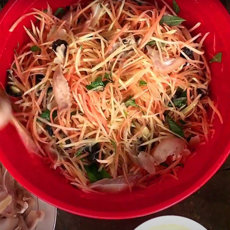 Step 3 Make the dressing and mix the salad Snail papaya salad