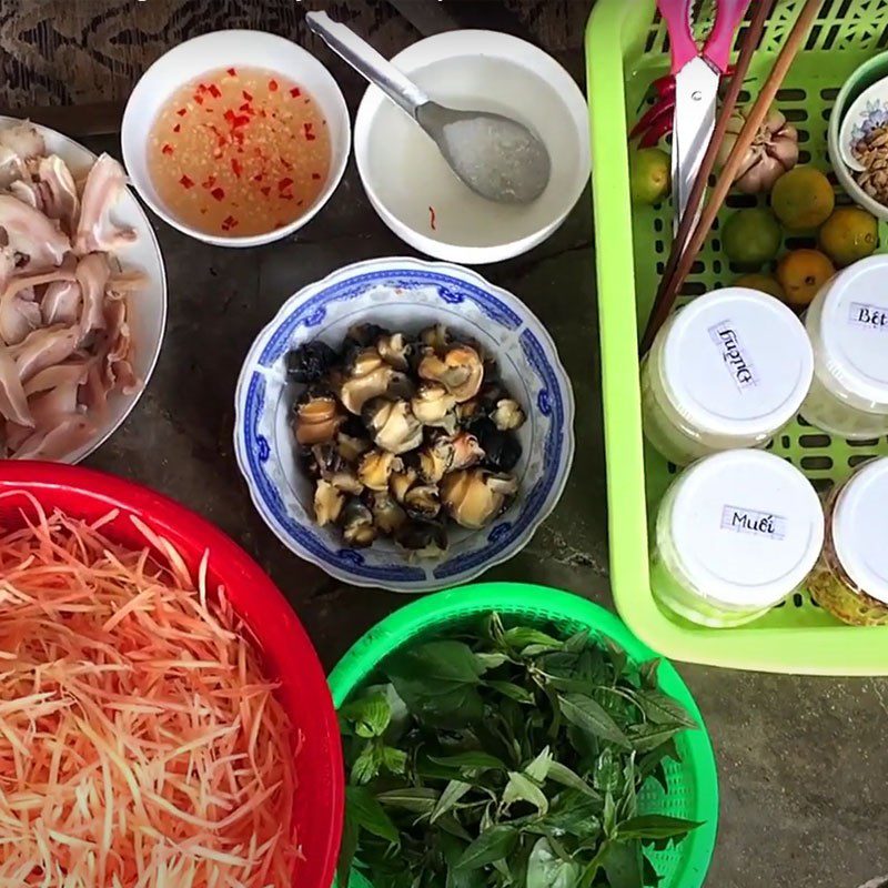 Step 3 Make the dressing and mix the salad Snail papaya salad