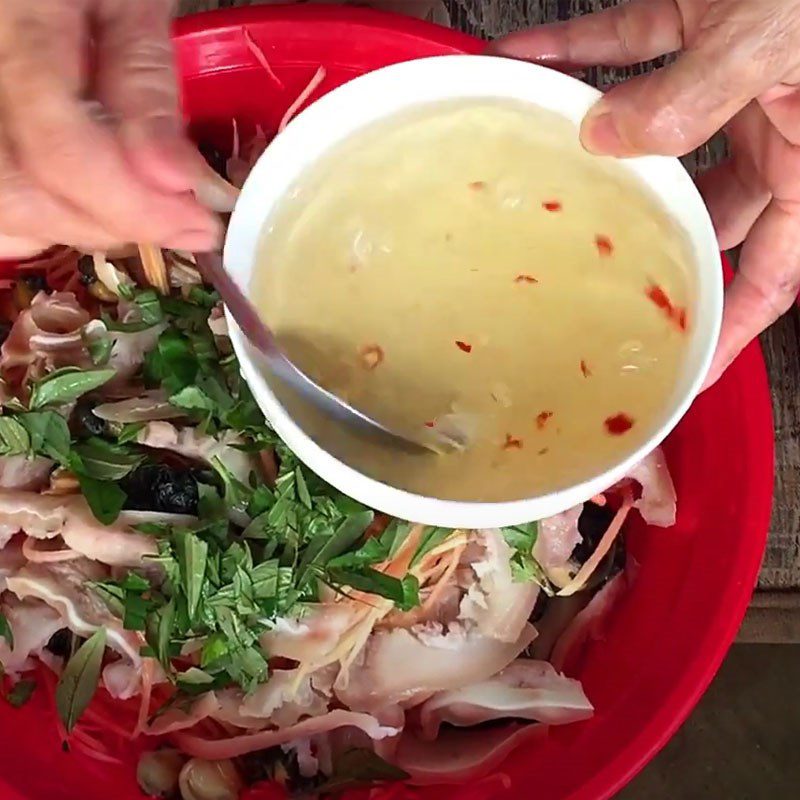 Step 3 Make the dressing and mix the salad Snail papaya salad