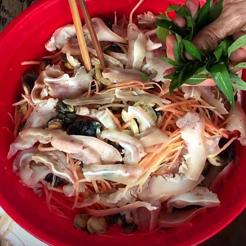 Step 3 Make the dressing and mix the salad Snail papaya salad