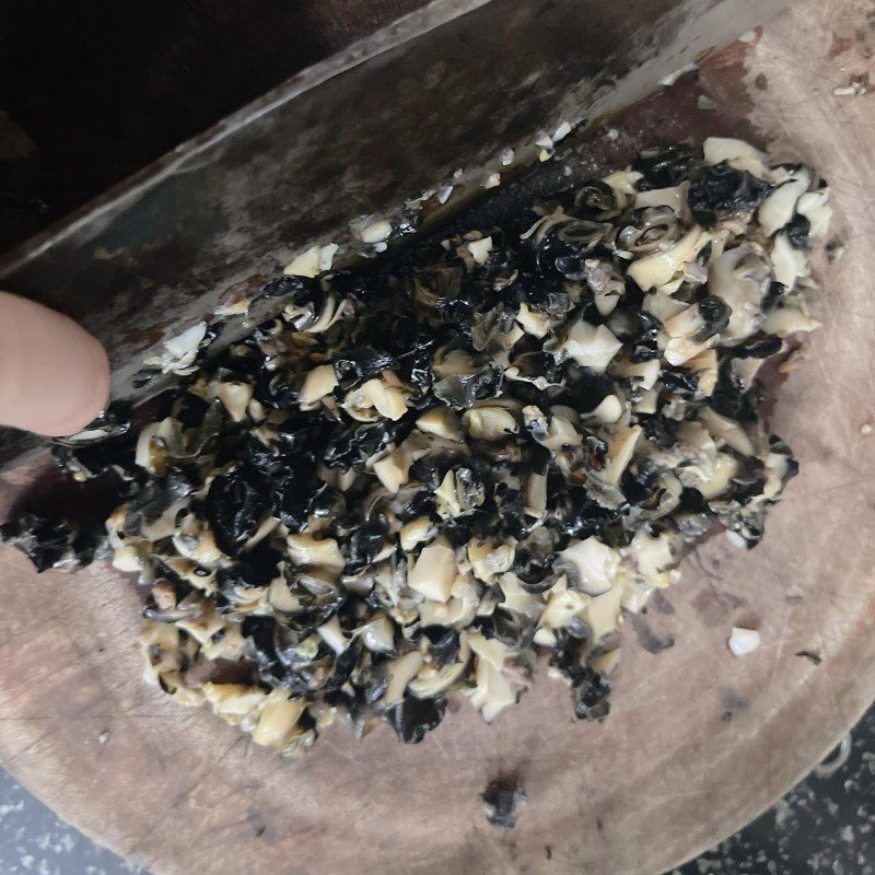 Step 2 Boil and extract the snail meat for snail cake wrapped in betel leaves (recipe shared by the user)