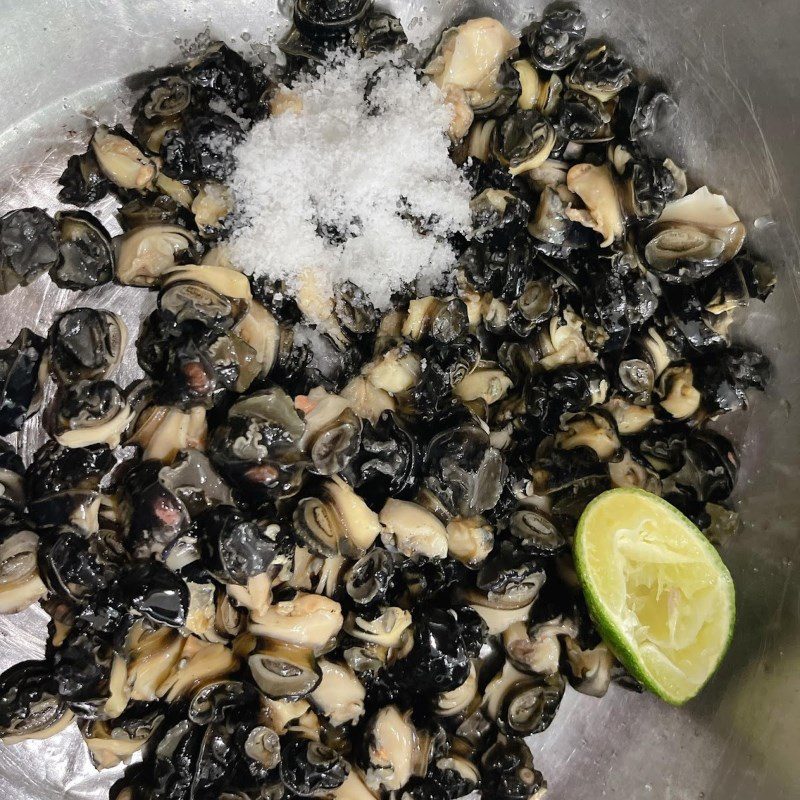 Step 2 Boil and extract the snail meat Snail Cake wrapped in Betel Leaves (recipe shared by users)