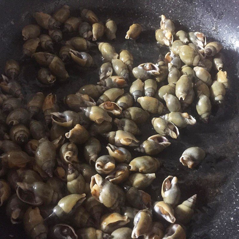 Step 2 Making stir-fried garlic sea snails Stir-fried garlic sea snails