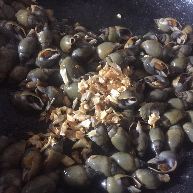 Step 2 Making stir-fried garlic sea snails Stir-fried garlic sea snails