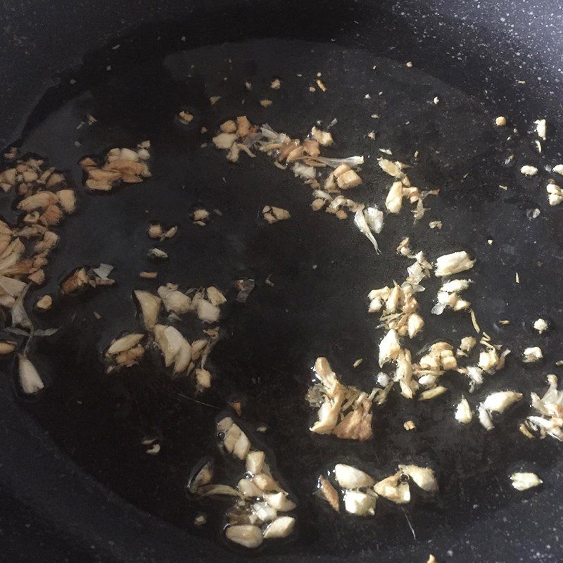 Step 2 Making stir-fried garlic sea snails Stir-fried garlic sea snails