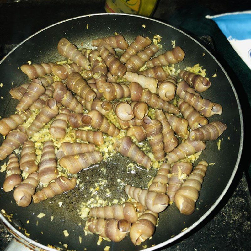 Step 3 Make coconut snail stir-fried Coconut snail stir-fried (coconut milk powder)