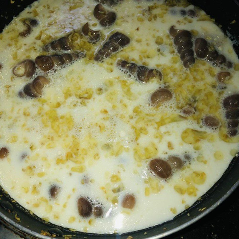 Step 3 Make coconut snail stir-fried Coconut snail stir-fried (coconut milk powder)
