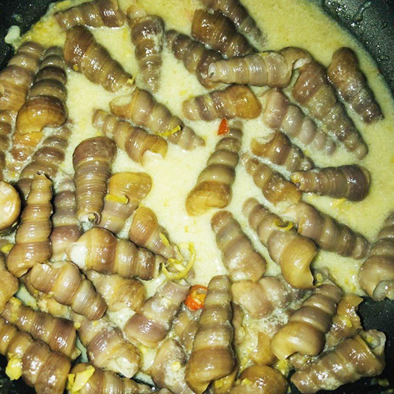 Step 3 Stir-fried sea snails with coconut Stir-fried sea snails with coconut (coconut milk powder)