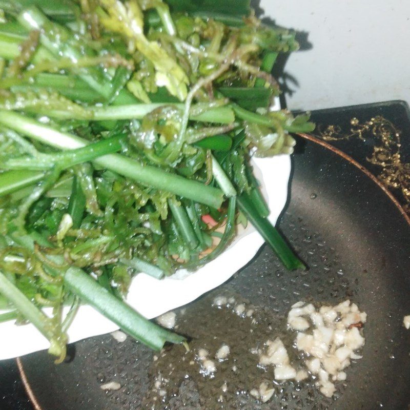 Step 2 Stir-fried fern with garlic Stir-fried fern with garlic