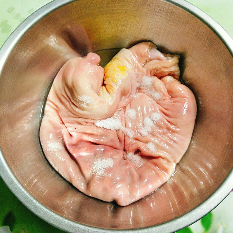 Step 1 Clean the Pork Stomach Pork Stomach Stewed in Coconut Water