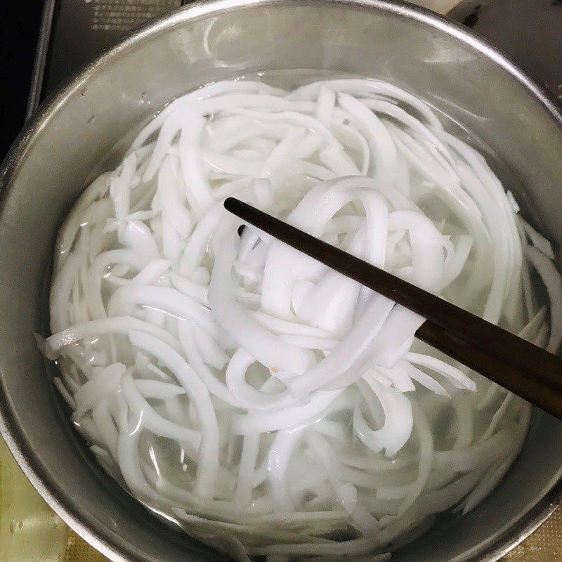 Step 2 Cleaning coconut meat Coconut milk candy (recipe shared by user)