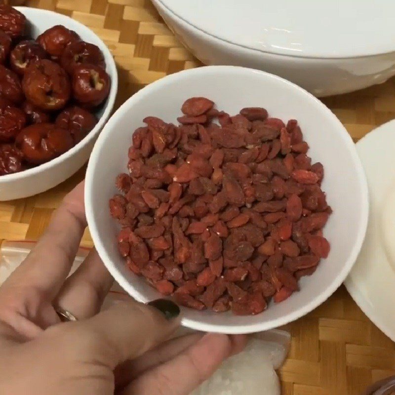 Step 1 Clean the red apple and goji berries Steamed bird's nest with red apple and goji berries