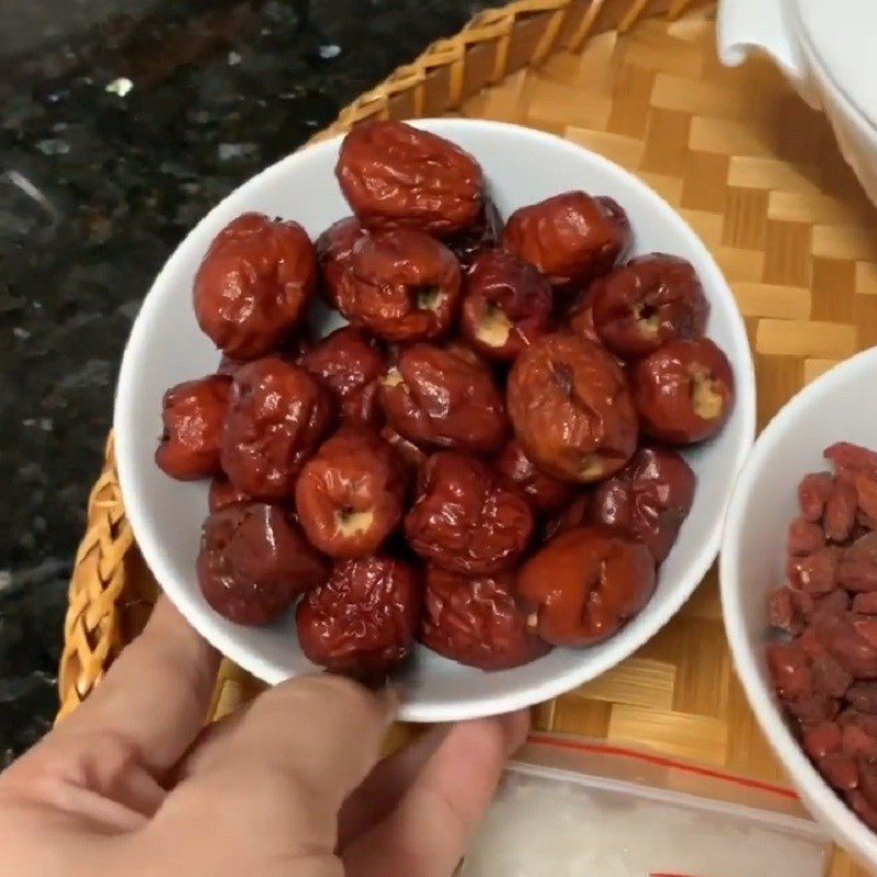 Step 1 Clean the red apple and goji berries Steamed bird's nest with red apple and goji berries