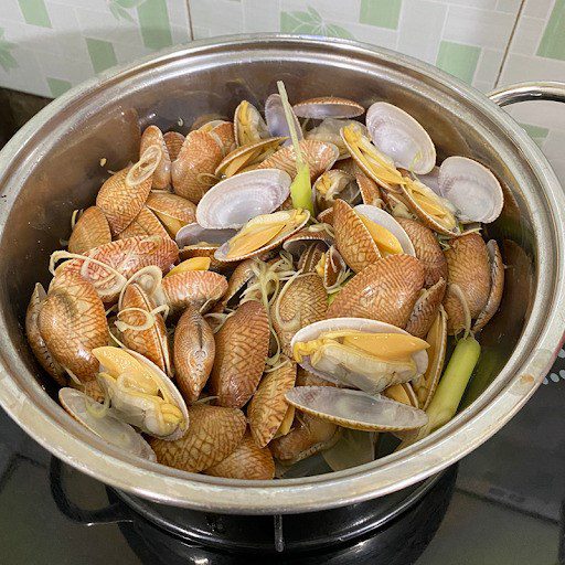 Step 2 Make Steamed Razor Clams with Lemongrass