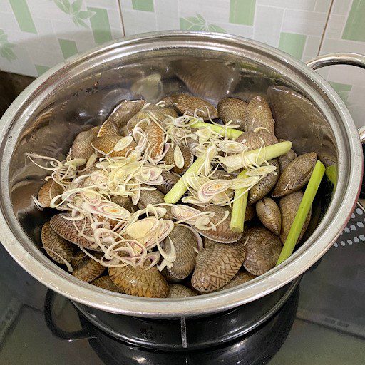 Step 2 Make Steamed Razor Clams with Lemongrass