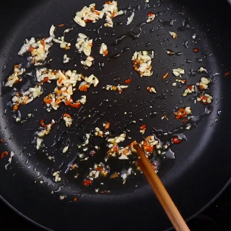 Step 6 Make crispy pork belly sauce with Thai fish sauce