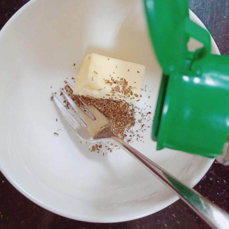 Step 1 Make garlic butter sauce for Garlic Butter Bread using an air fryer