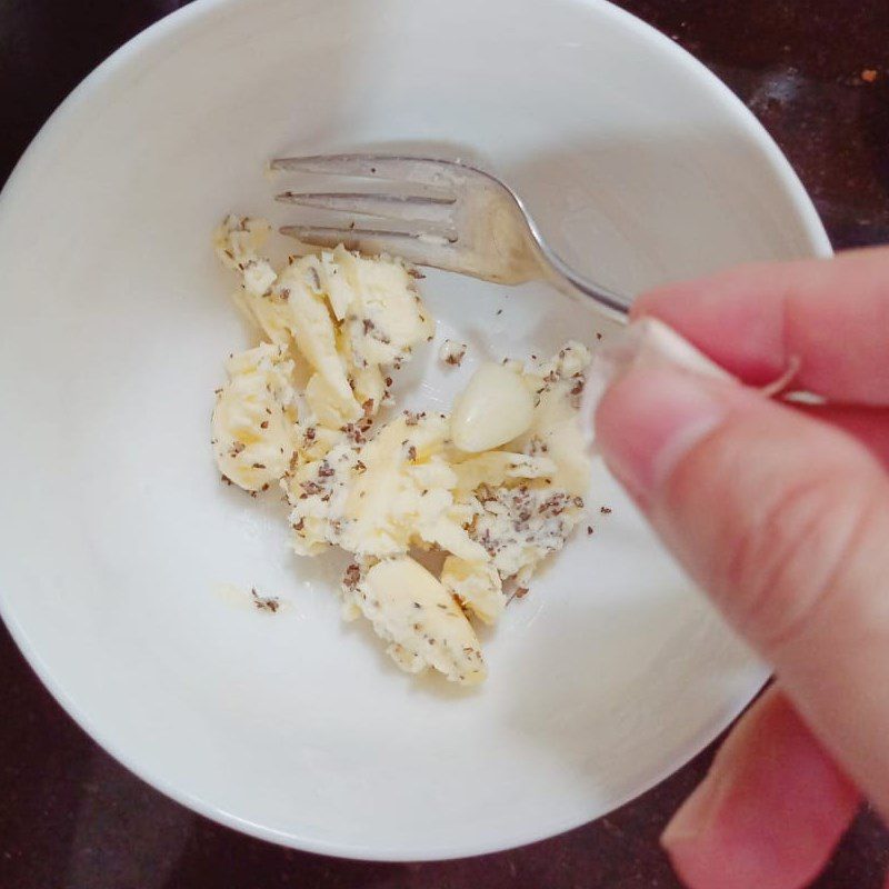 Step 1 Make garlic butter sauce for Garlic Butter Bread using an air fryer