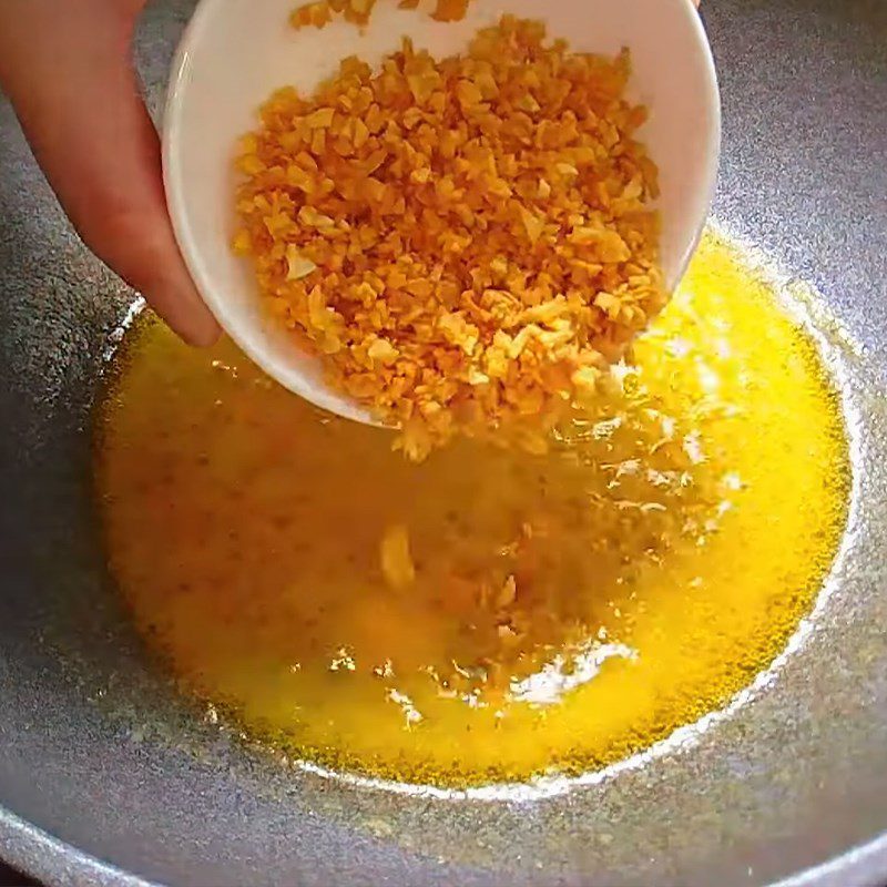 Step 3 Make garlic butter sauce and complete the dish Fried seaweed rice paper