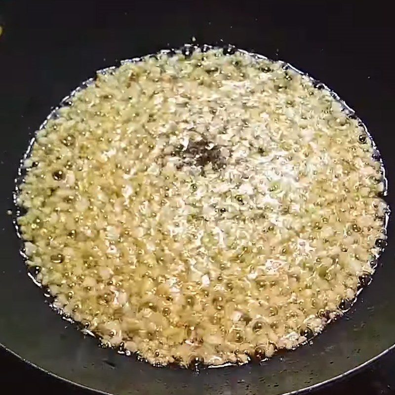 Step 3 Make garlic butter sauce and complete the dish Fried seaweed rice paper