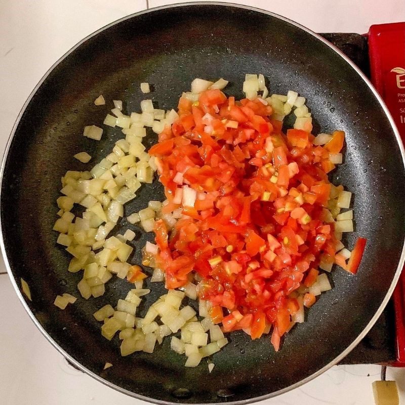 Step 3 Make tomato sauce Grilled chicken noodles with tomato sauce