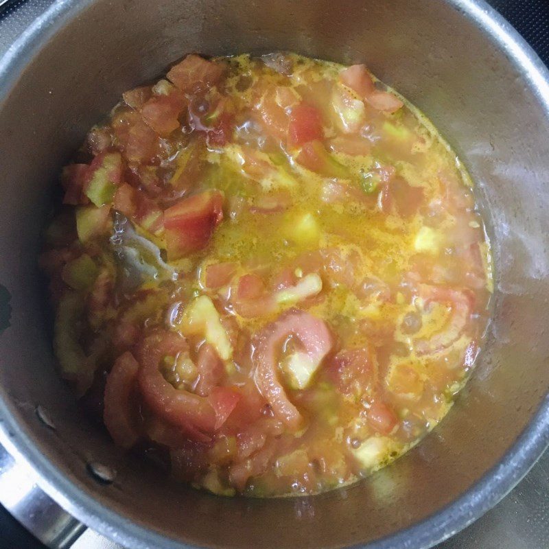 Step 3 Make tomato sauce seafood pizza with a non-stick pan