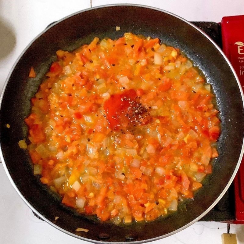 Step 3 Make tomato sauce Grilled chicken noodles with tomato sauce