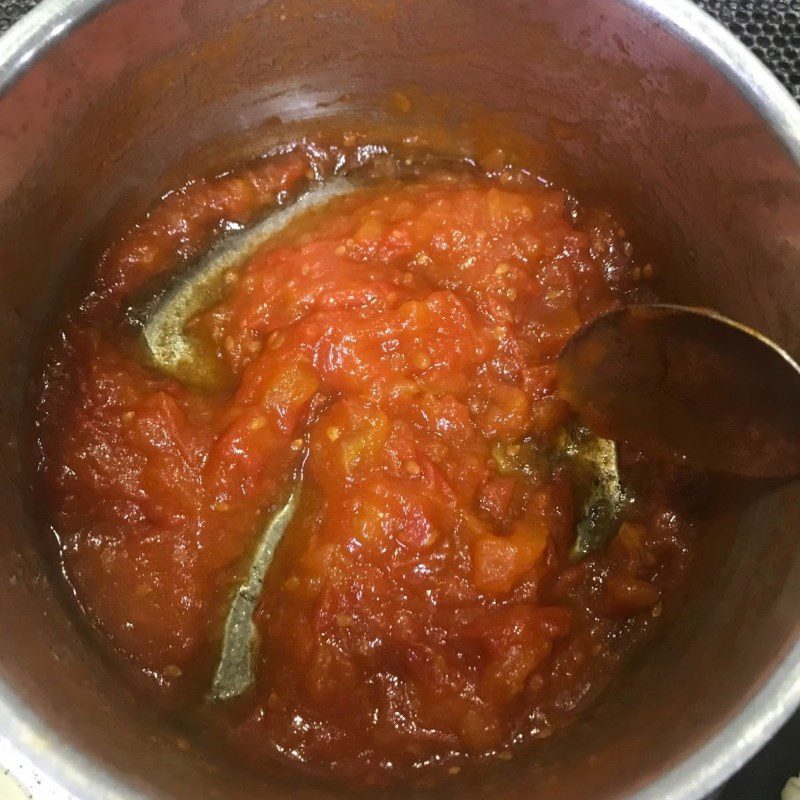 Step 3 Making seafood pizza tomato sauce using a non-stick pan