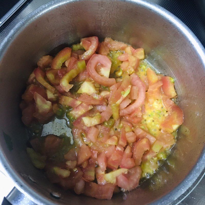 Step 3 Make tomato sauce seafood pizza with a non-stick pan