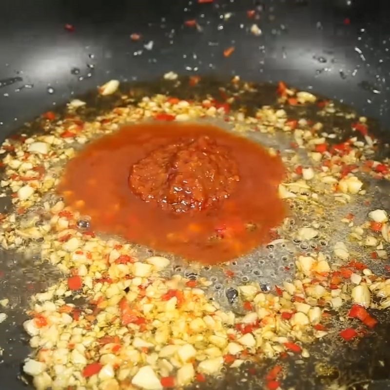 Step 2 Make spicy sauce for golden-striped fish