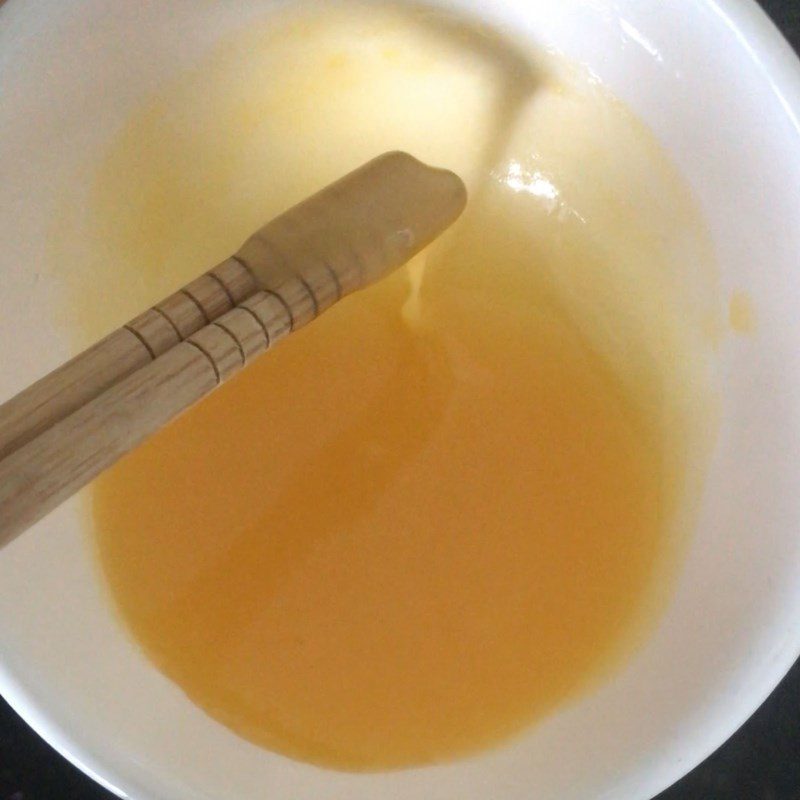 Step 5 Making egg oil sauce Fluffy cake with pork floss and egg oil sauce